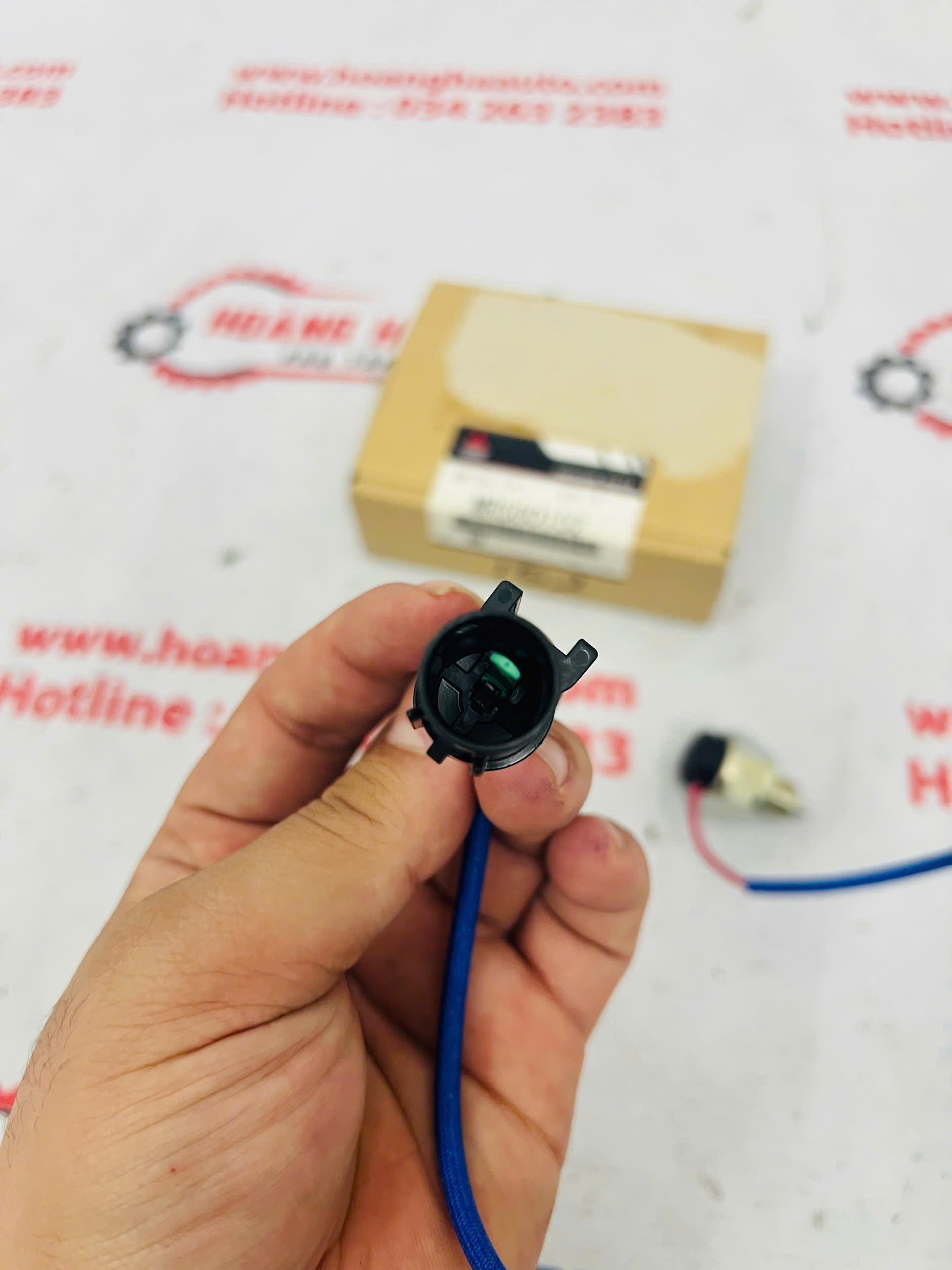 Công tắc báo vị trí cài cầu Mitsubishi Pajero 2008-2013 Xịn Chính Hãng | MR580152 MR580152