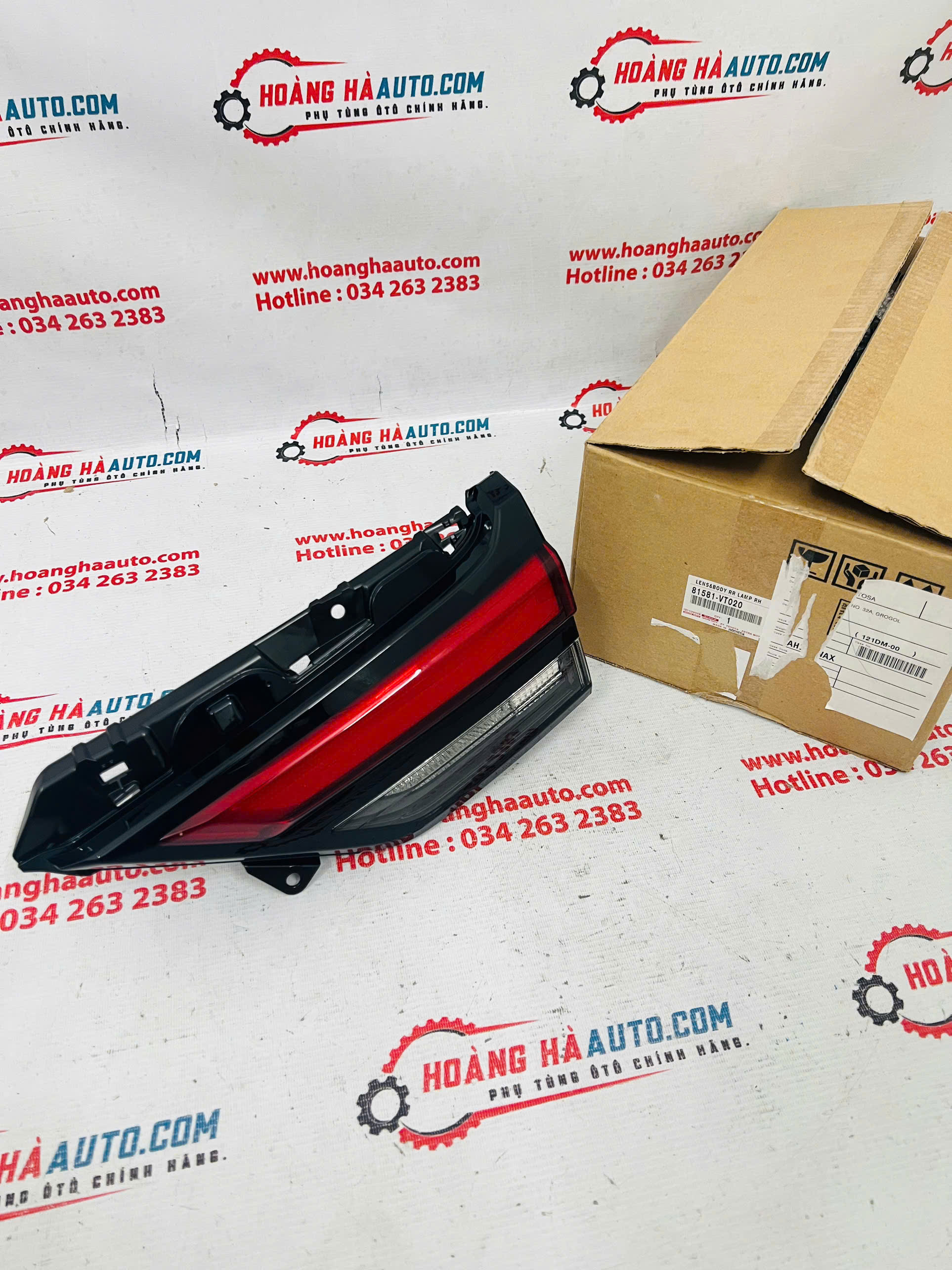 Đèn hậu miếng trong Toyota Innova Cross 2023 - 2024 Xịn Chính Hãng | 81581-VT020 81581VT020