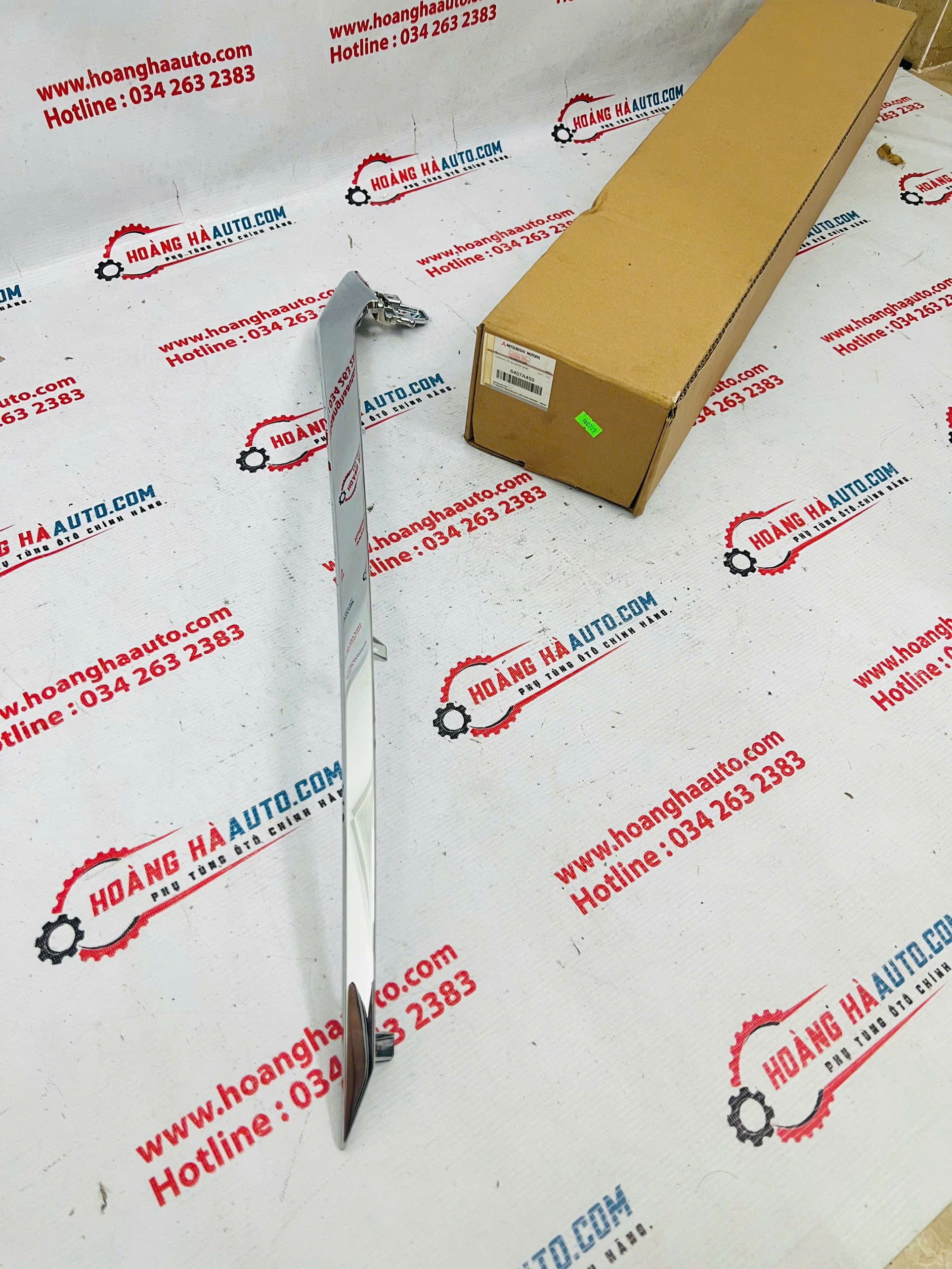 Nẹp mạ trên đèn pha Mitsubishi Xpander 2022 bên RH xịn chính hãng | 6407A450