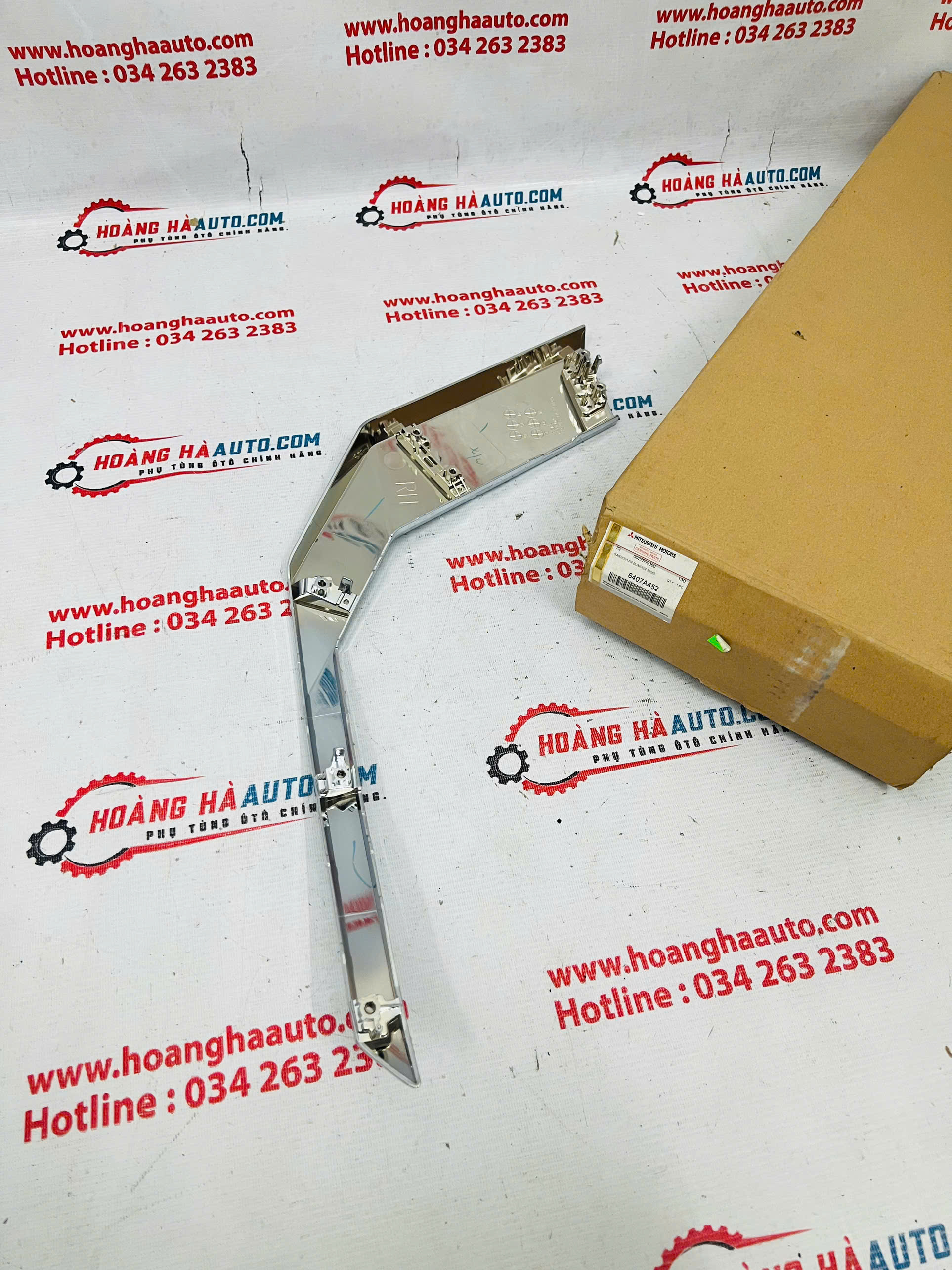 Nẹp mạ dưới đèn pha Mitsubishi Xpander 2022 bên RH xịn chính hãng | 6407A452